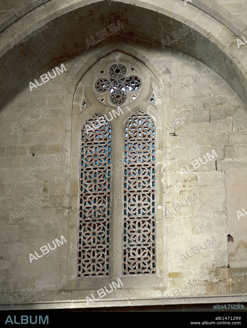 ARTE GOTICO. ESPAÑA. CATEDRAL DE SANTO DOMINGO DE LA CALZADA. Detalle de un VENTANAL de arco apuntado con decoración de influencia árabe, ubicado cerca de la entrada del claustro. La Rioja.
