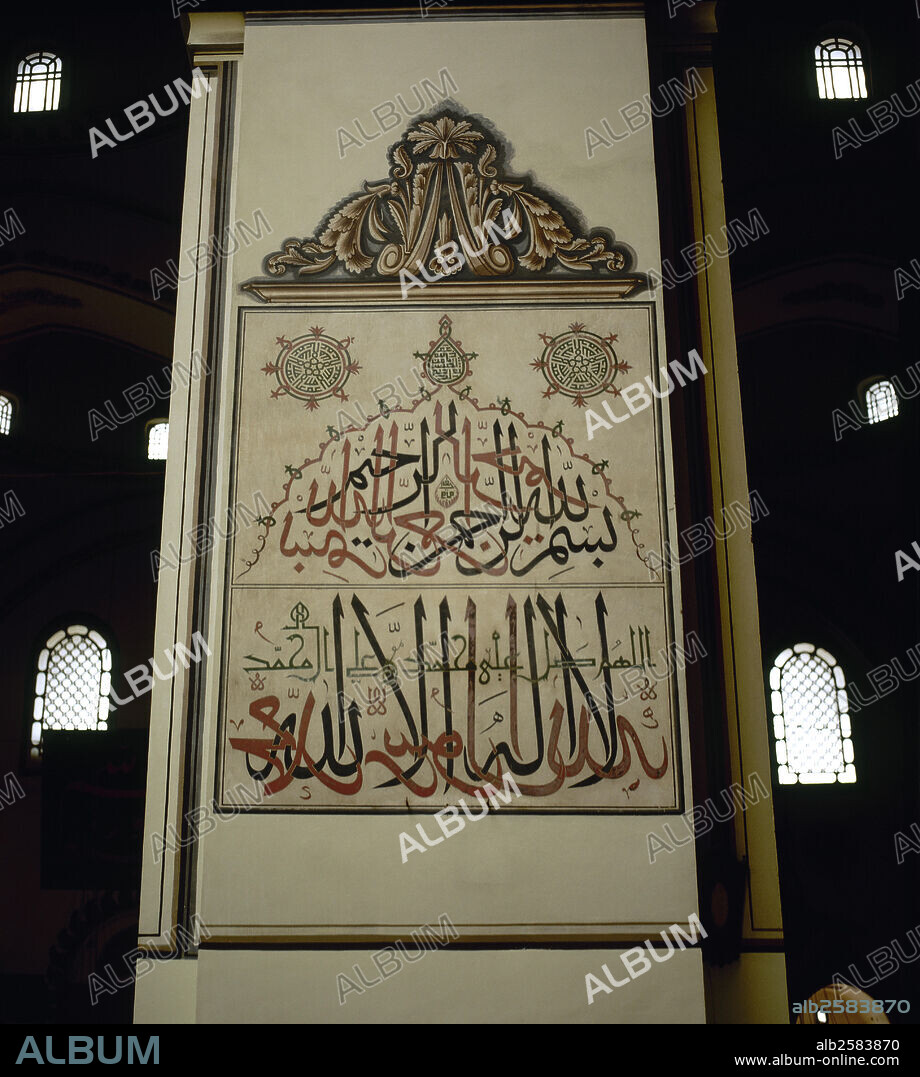 CALIGRAFIA ARABE. Detalle de carácteres arábigos, rojos y negros, en el interior de la MEZQUITA DE ULU CAMII. BURSA. TURQUIA.