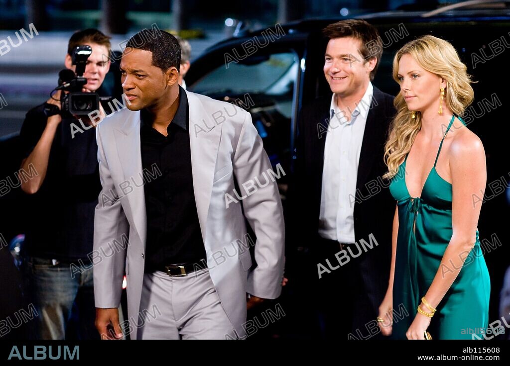 CHARLIZE THERON, JASON BATEMAN y WILL SMITH en HANCOCK, 2008, dirigida por PETER BERG. Copyright FORWARD PASS/OVERBROOK ENTERTAINMENT.