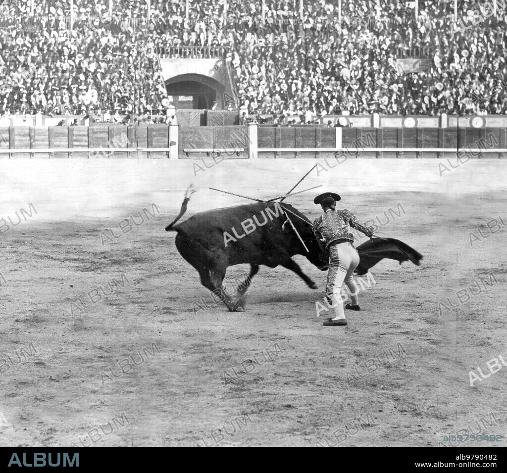 Madrid, 09/05/1912. La corrida de toros en Madrid. Ricardo Torres (Bombita), pasando de muleta a su tercer toro.