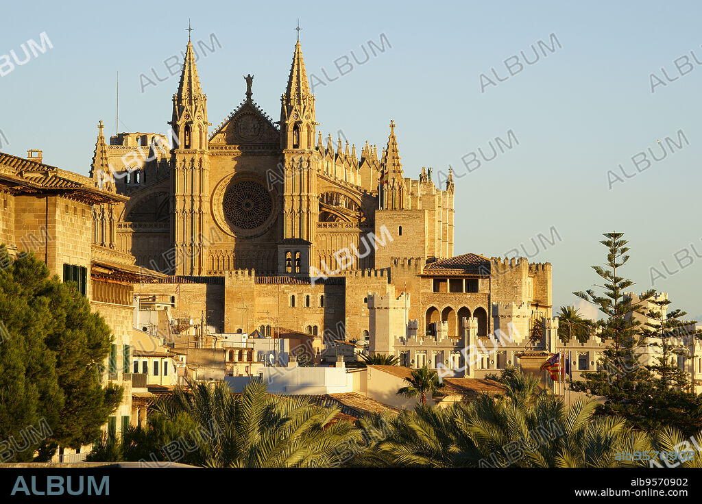 Catedral de Mallorca desde la terraza d' es Baluard (Museu d'art modern i contemporani de Palma).Palma.Mallorca.Islas baleares.España.
