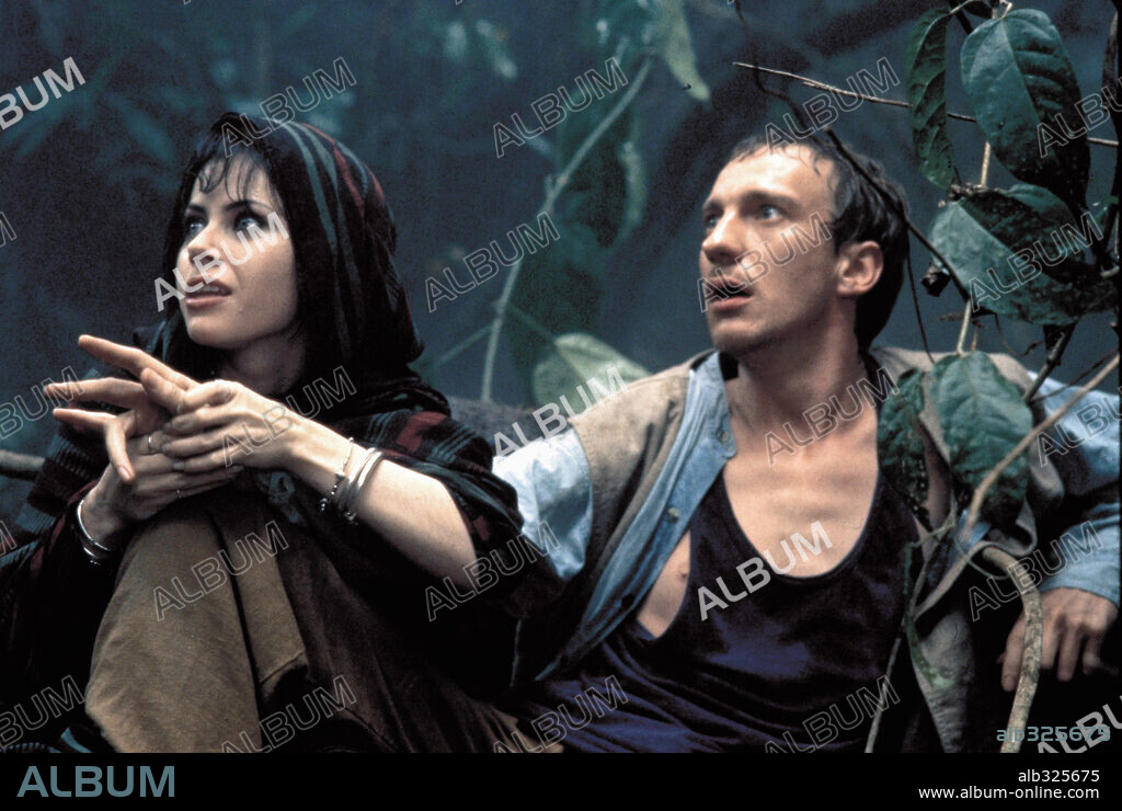 FAIRUZA BALK en LA ISLA DEL DR. MOREAU, 1996 (THE ISLAND OF DR MOREAU), dirigida por JOHN FRANKENHEIMER. Copyright NEW LINE CINEMA / SOREL, PETER.