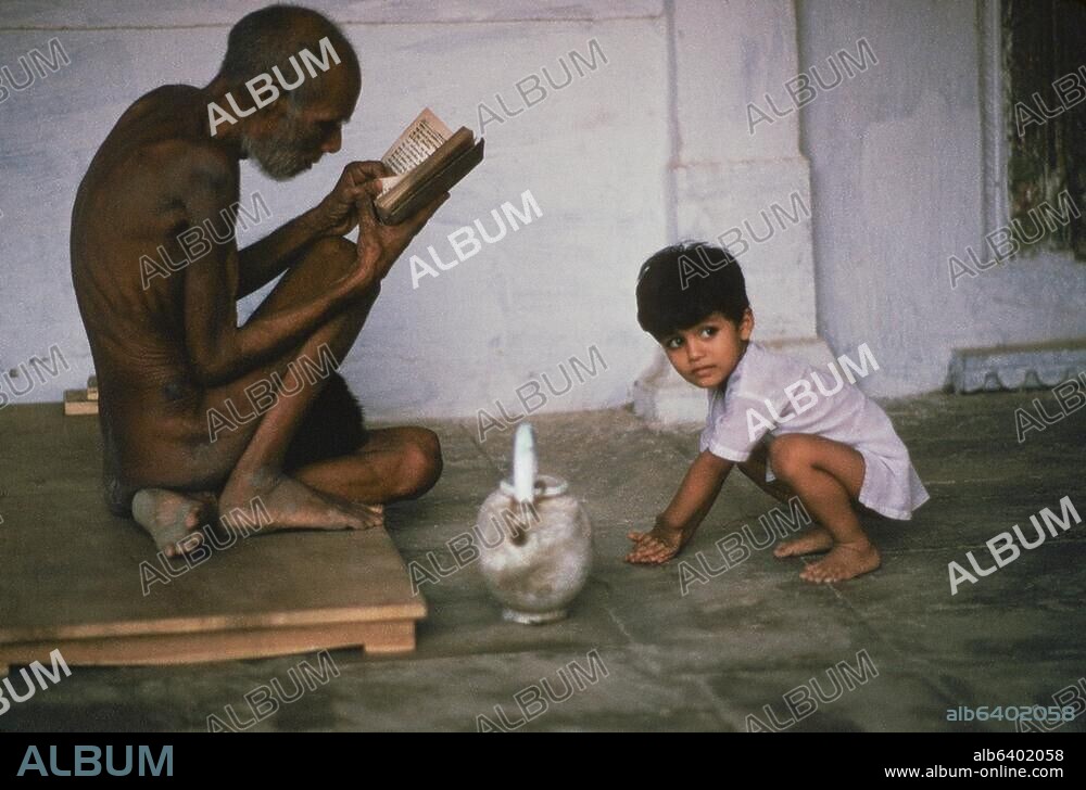 Religion / Jainismus / Jinismus ( indische Erlösungsreligion, entstanden im 6./5.Jh.v.Chr.), Digambaras ( Luftbekleidete; radikal asketische Richtung des Jaina-Ordens). /-In Jhalarapatan (Rajasthan): Ein kleiner Junge in Verehrung vor einem Digambara.-/ Foto, Oktober 1987.