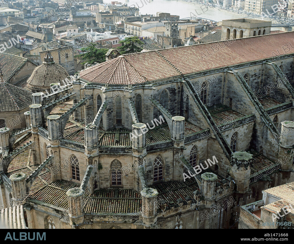 ARTE GOTICO. ESPAÑA. CATEDRAL DE TORTOSA (1345). Edificio de estilo gótico, con doble deambulatorio reforzado en el exterior por un sistema de pináculos truncados y arbotantes, poco frecuentes en el gótico catalán; pero justificados aquí por las características particulares del edificio. TORTOSA. Provincia de Tarragona. Cataluña.