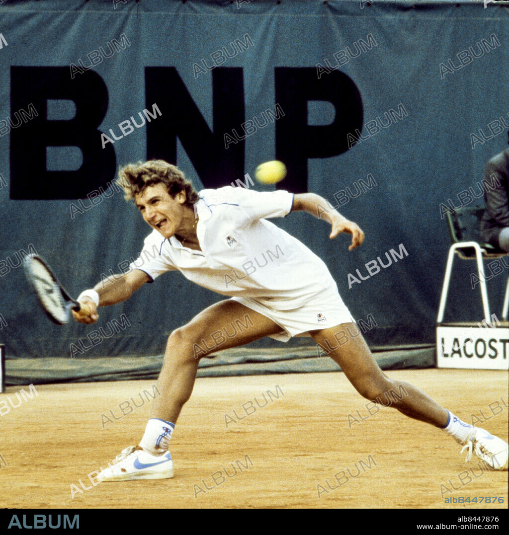 ARKIV PARIS 1982JUNI. Tennisspelaren Mats Wilander returnerar bollen i en tennismatch i Franska Öppna i juni 1982, på Roland Garros i Paris, Frankrike. Wilander vann turneringen genom att besegra argeninaren Guillermo Vilas i finalen med 3-1 i set.. Foto: Tommy Pedersen / EXP / TT / Kod: 36. **AFTONBLADET OUT**.