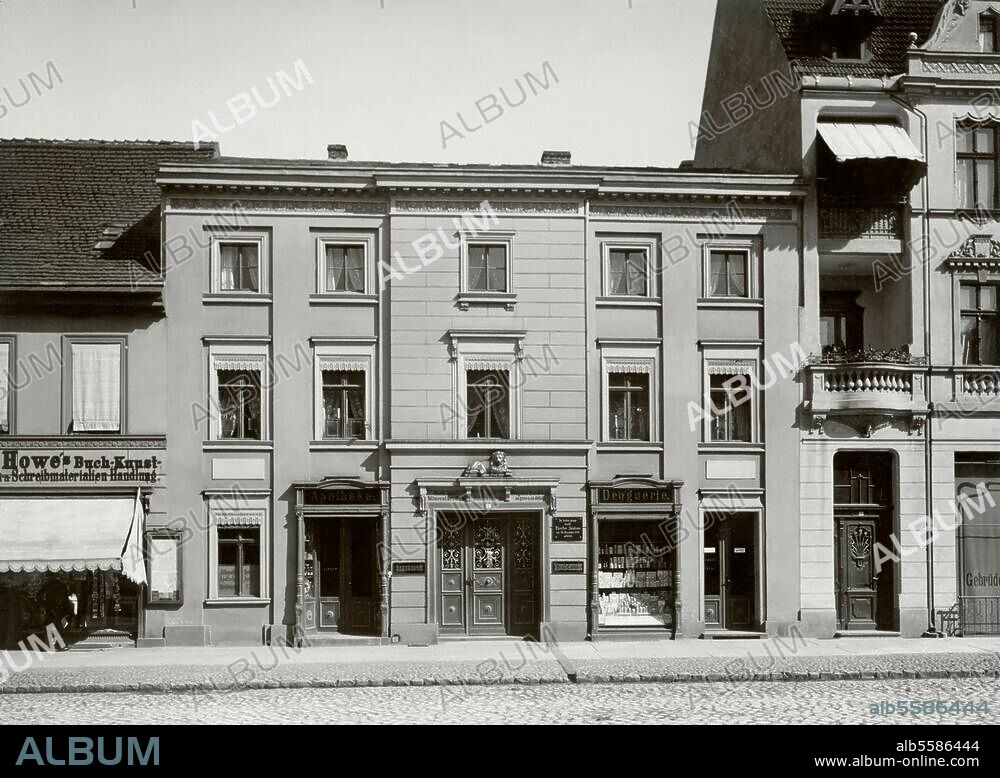 Fontane, Theodor. 1819 - 1898, Schriftsteller. Das Geburtshaus Fontanes m. d. Löwen-Apotheke (Gedenktafel) in Neuruppin, Aussenansicht. Foto, um 1880.