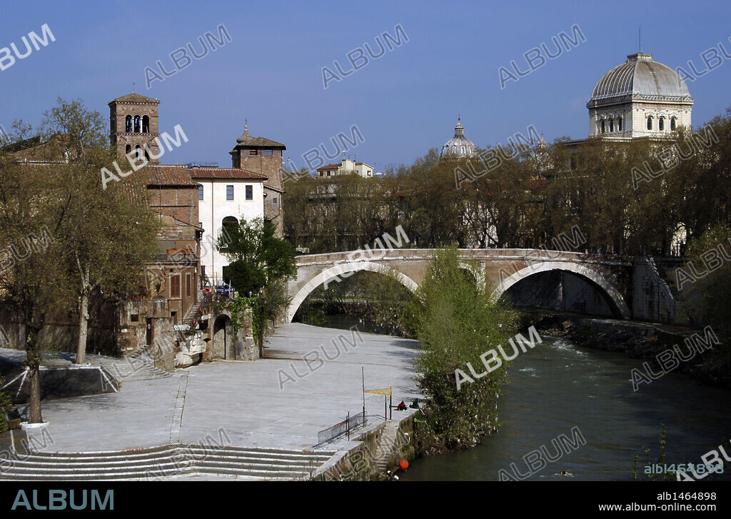 ITALIA. ROMA. Vista del PUENTE FABRICIO o PUENTE DE LAS CUATRO CABEZAS, fechado en el siglo I a. C. ISLA TIBERINA.