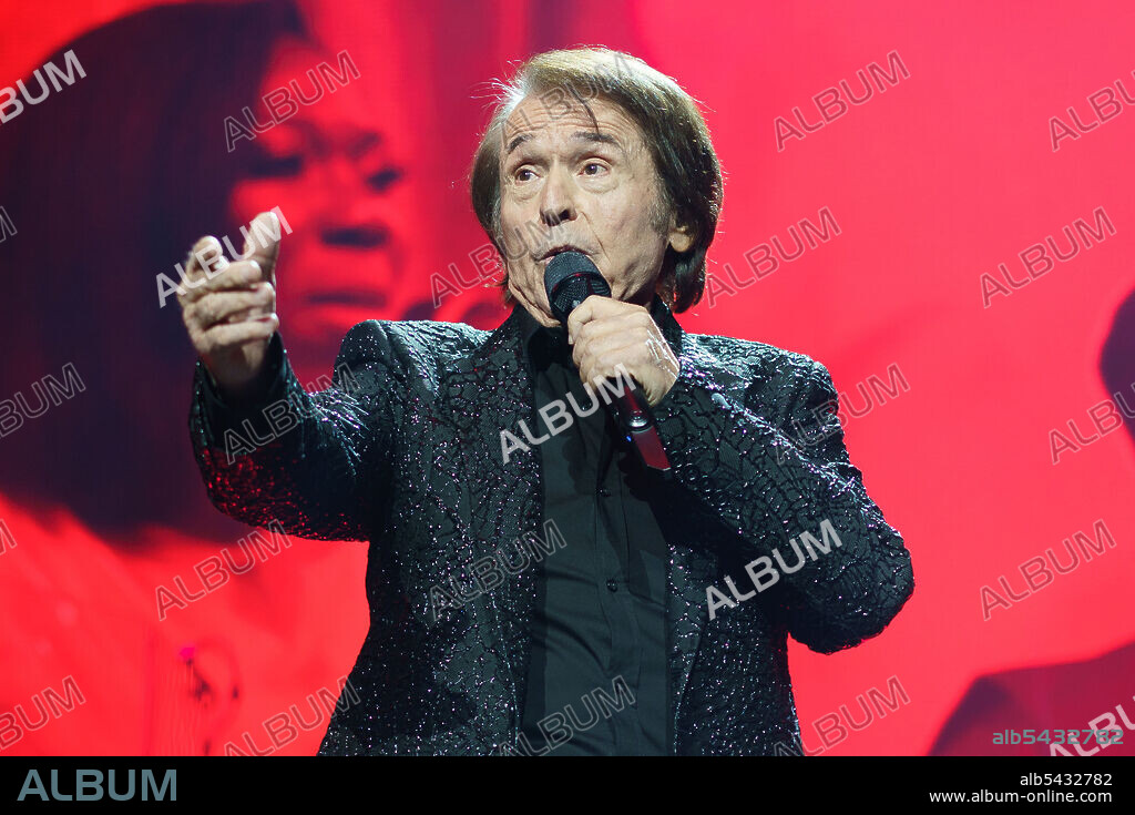 RAPHAEL (CANTANTE). December 16, 2021, Madrid, Spain: Spanish singer, Miguel Rafael Martos SÃ¡nchez, better known as Raphael?, performs on stage at Wizink Centre. (Credit Image: © Atilano Garcia/SOPA Images via ZUMA Press Wire).
