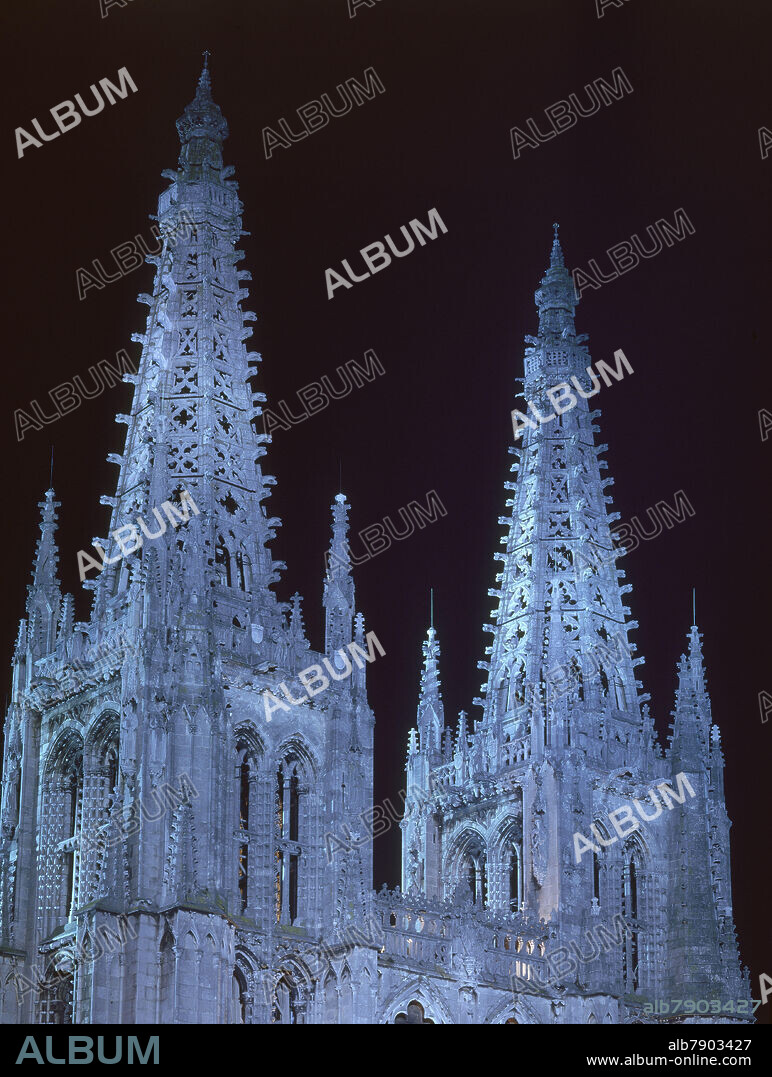 AGUJAS ILUMINADAS DE LA CATEDRAL DE BURGOS - ARQUITECTURA GOTICA ESPAÑOLA.