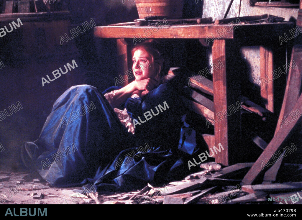 EMILIE DEQUENNE in BROTHERHOOD OF THE WOLF, 2001 (LE PACTE DES LOUPS), directed by CHRISTOPHE GANS. Copyright DAVIS FILMSESKWAD/STUDIOCANAL/TF1 FILMS PRODUCTION.