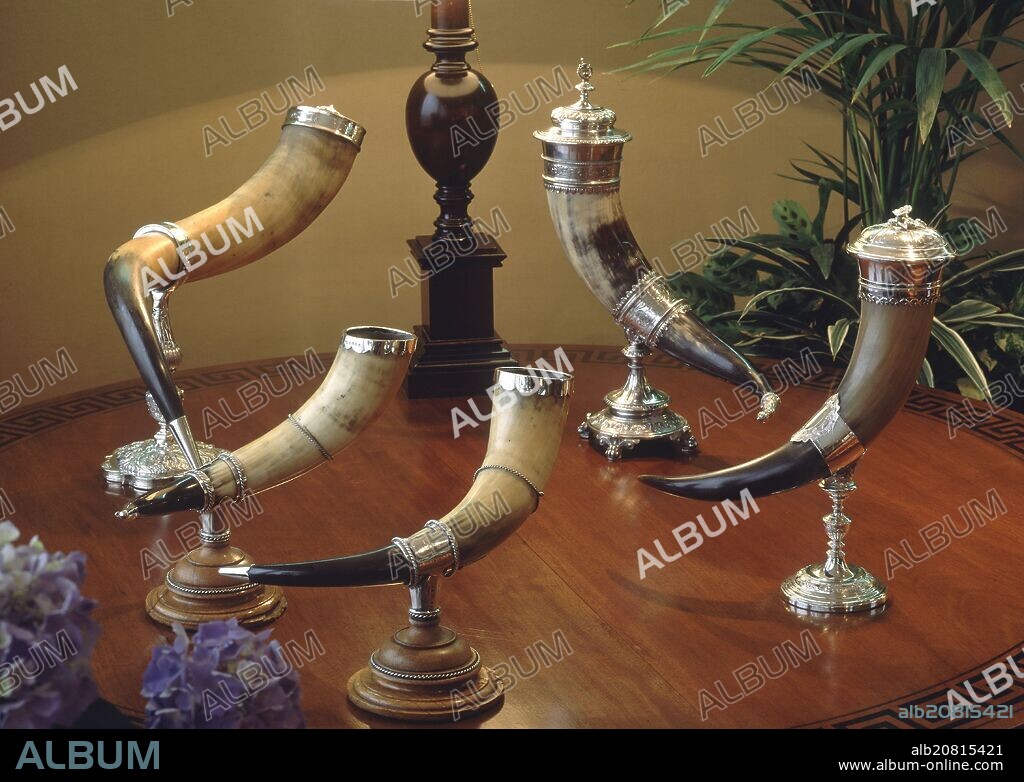 CUERNOS DE ADORNO DE SOBREMESA.