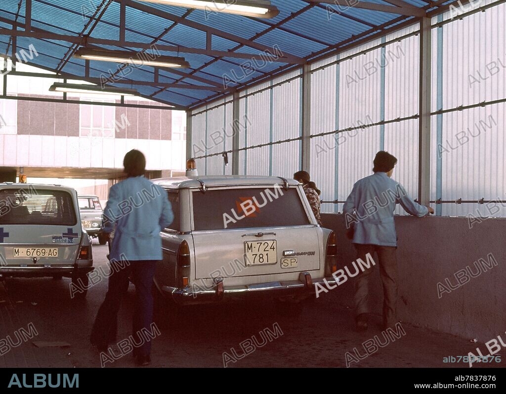 AMBULANCIA SEAT 1500 FAMILIAR Y COCHE DE URGENCIAS CITROEN AMI EN LA ENTRADA DE URGENCIAS DEL HOSPITAL DE LA PAZ - FOTO AÑOS 70.