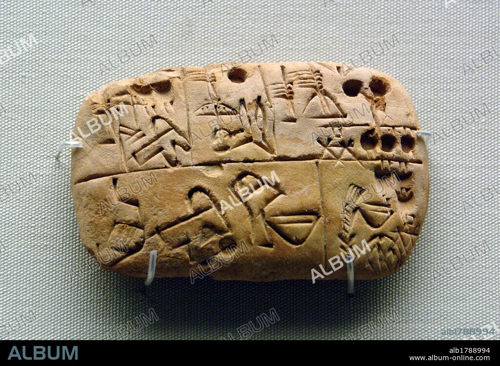 Tablilla de arcilla con ESCRITURA CUNEIFORME que indica el REGISTRO DE SUMINISTRO DE ALIMENTOS. Hay diferentes impresiones que representan símbolos numéricos. Pertenece al período prehistórico tardío (hacia el año 3000 a. C.). Museo Británico. Londres. Inglaterra. Reino Unido.