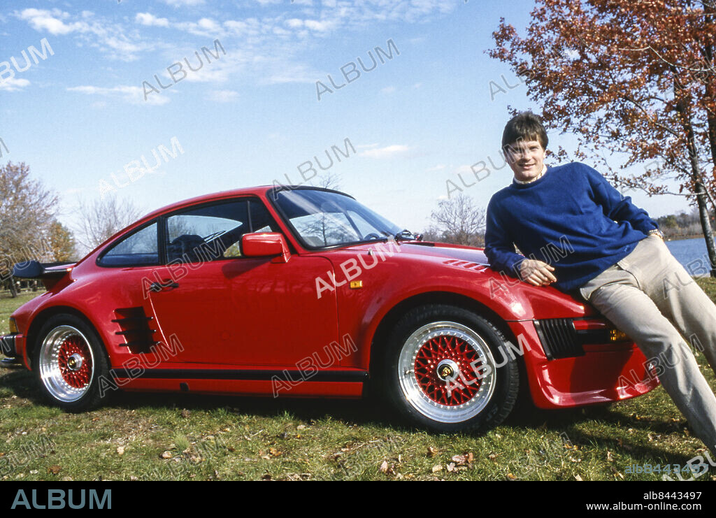 PHILADELPHIA 1985. Ishockeymålvakten Pelle Lindbergh i NHL-laget Philadelphia Flyers, poserar vid sin röda sportbil Porsche 930 i Philadelphia, USA 1985.. Foto: Hasse Persson / EXP / TT / Kod: 417. **AFTONBLADET OUT**.