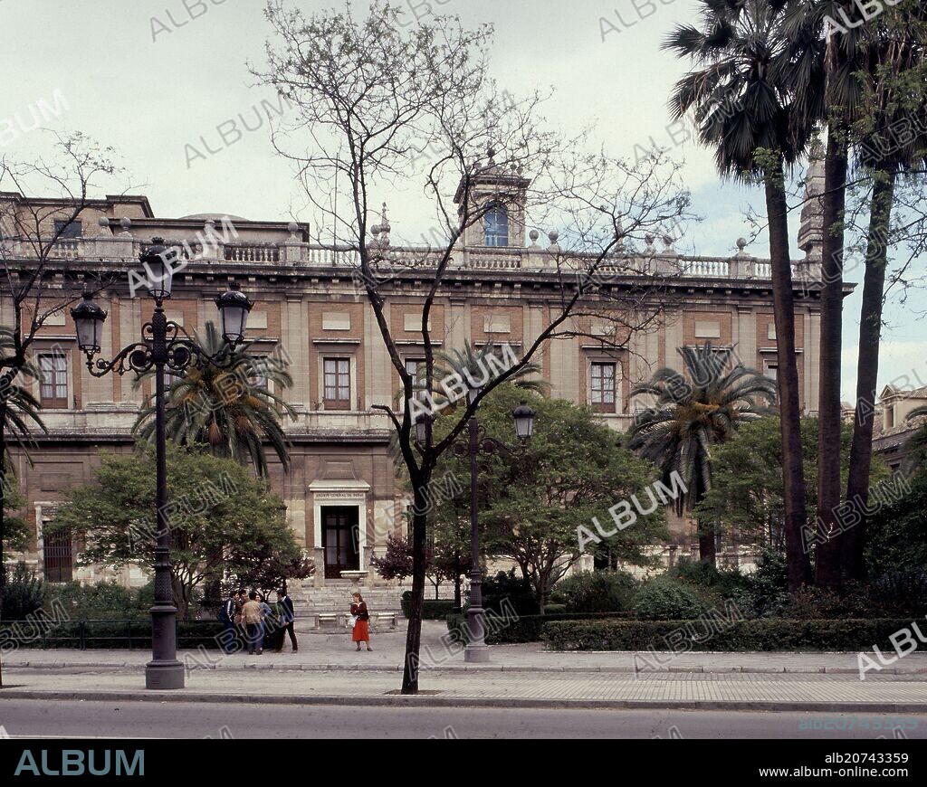 JUAN DE HERRERA 1530-97 Y JUAN DE MIJARES. EXTERIOR- FACHADA ANTIGUA LONJA Y CASA DE LA CONTRATACION - 1572.