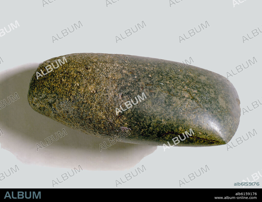 HACHA DE PIEDRA PULIMENTADA ENCONTRADA EN LA VEGA DEL JARAMA - NEOLITICO MADRILEÑO.
