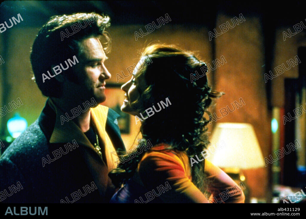 COURTENEY COX and KURT RUSSELL in 3000 MILES TO GRACELAND, 2001, directed by DEMIAN LICHTENSTEIN. Copyright 3000MILES PROD/LIGHTONE ENT/FRANCHISE/MORGAN CREEK/WARNER.
