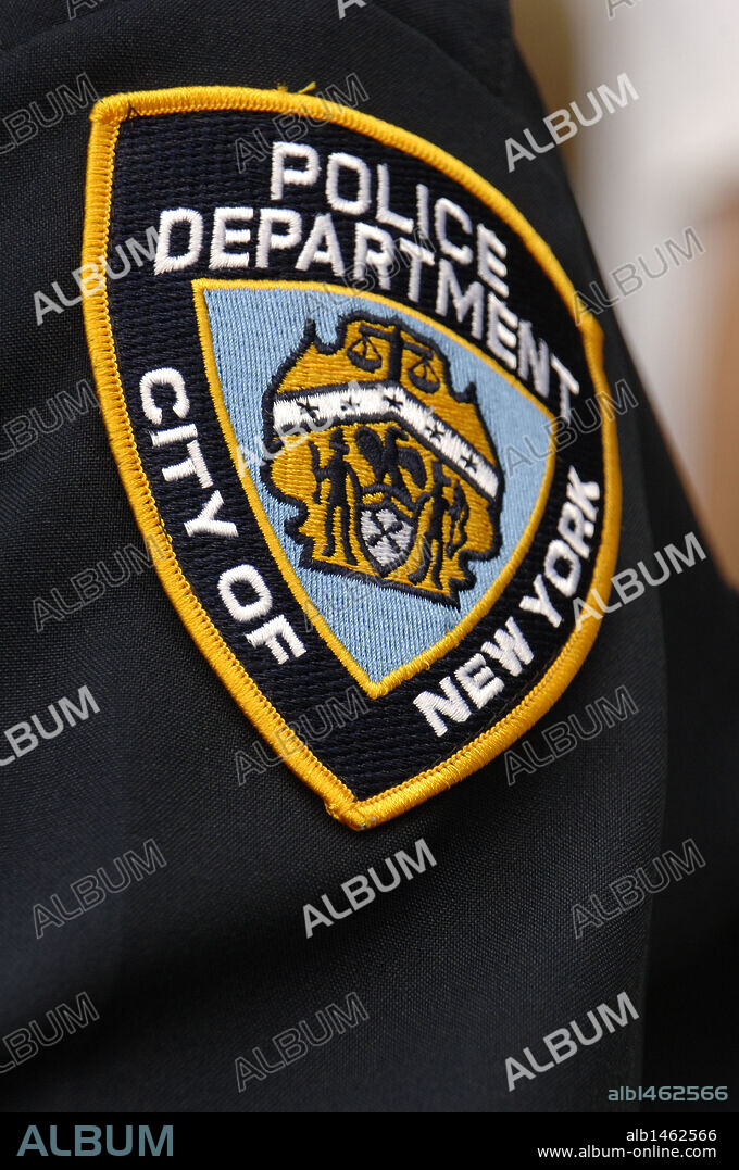 Detalle del ESCUDO en el uniforme de un POLICIA. Nueva York. Estados Unidos.