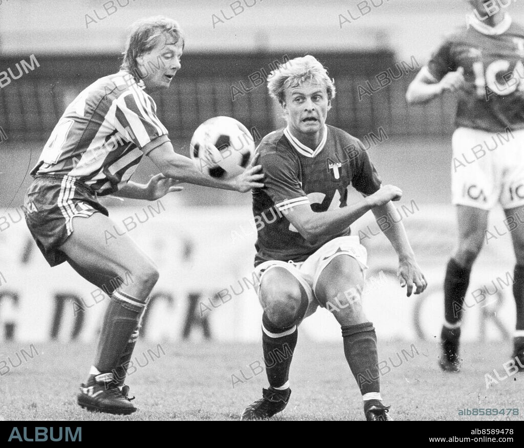 Göteborg - 1989-06-07 - Allsvens fotbollsmatch mellan IFK Göteborg och Trelleborg - Magnus "Lill-Tidan" Johansson och Jonas Thern - Nya Ullevi *** Local Caption *** GP - Foto: Bengt Christian. KAMERAREPORTAGE.