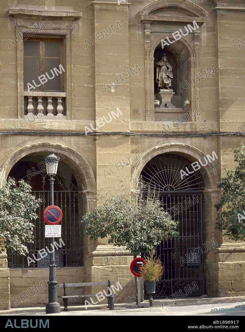 LA RIOJA. CALAHORRA. Detalle de la portada neoclásica de la IGLESIA DE SANTIAGO (siglos XVII-XVIII). Comarca de La Rioja Baja. España.