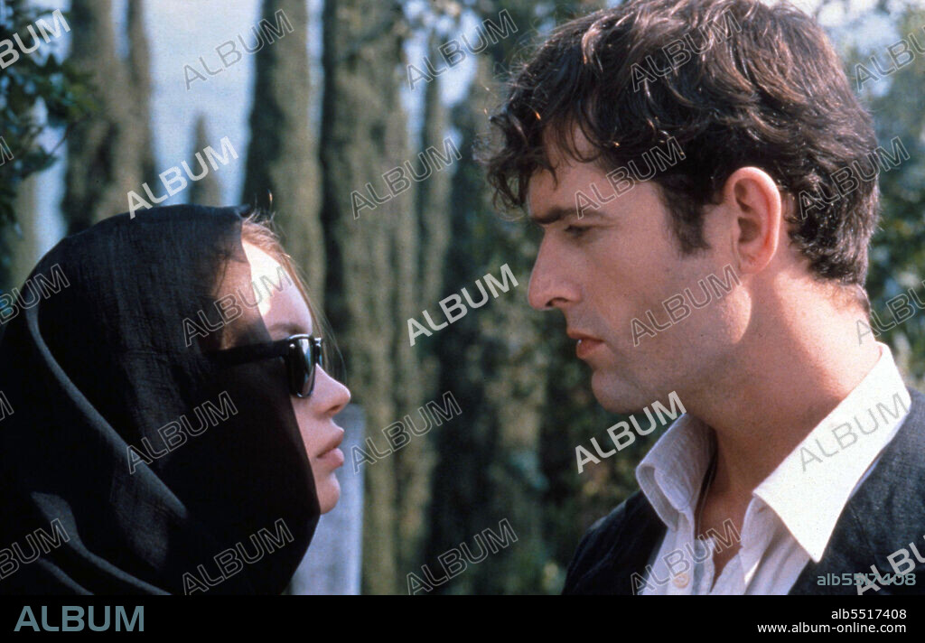 ANNA FALCHI and RUPERT EVERETT in CEMETERY MAN, 1994 (DELLAMORTE DELLAMORE), directed by MICHELE SOAVI. Copyright URANIA FILMS.