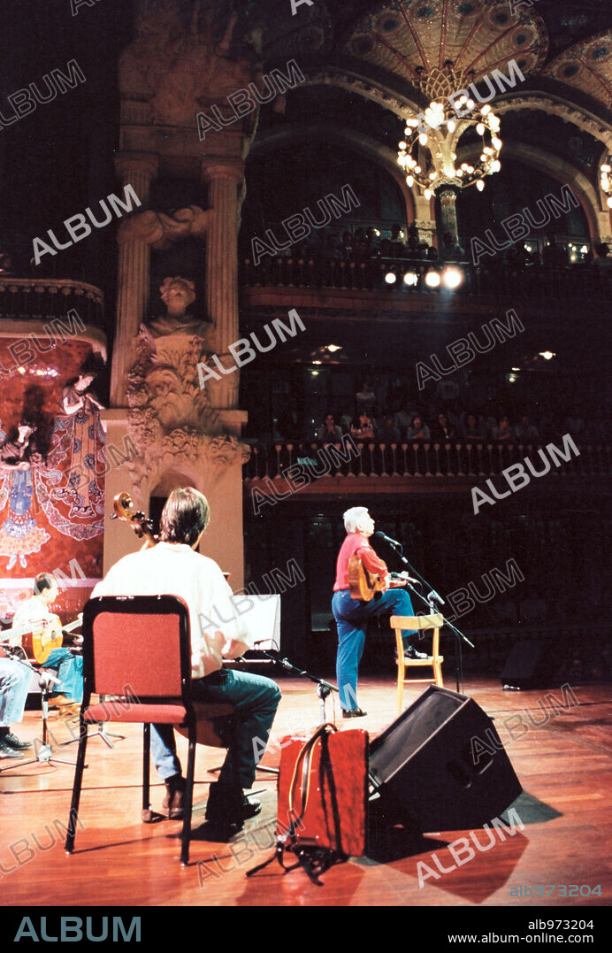 Raimon. Cantautor valenciano. Actuación en el Palau de la Música, Barcelona. Mayo-Junio de 1997.