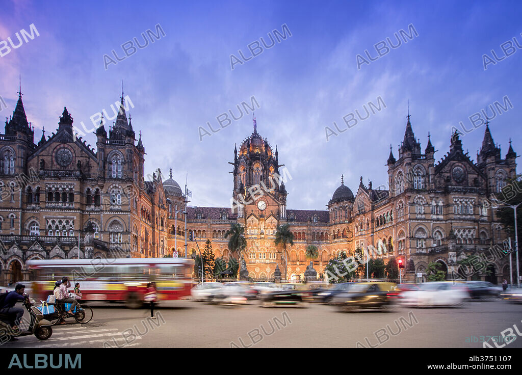 Chhatrapati Shivaji Terminus (Victoria Terminus), UNESCO World Heritage Site, historic railway station built by the British. Mumbai (Bombay), Maharashtra, India, Asia.