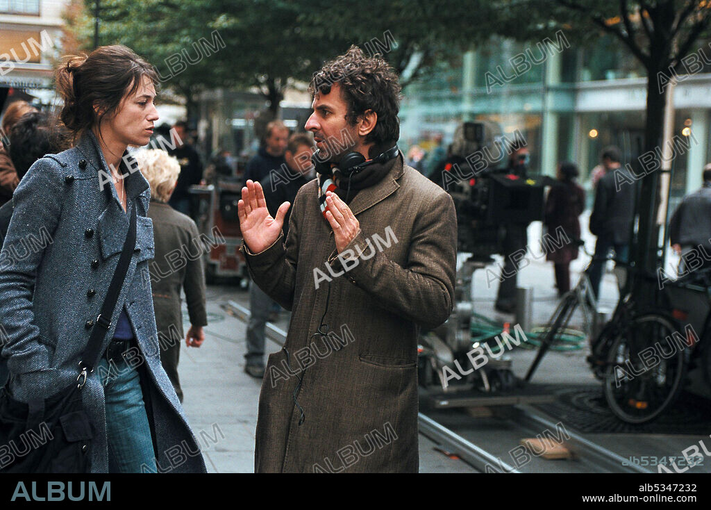CHARLOTTE GAINSBOURG y ERIC LARTIGAU en PRETE-MOI TA MAIN, 2006, dirigida por ERIC LARTIGAU. Copyright STUDIOCANAL.