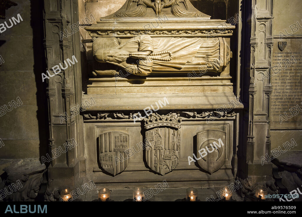 sepulcro de Ramón Llull con una estatua yacente, Convento de San Francisco de Palma , Mallorca, balearic islands, spain, europe.
