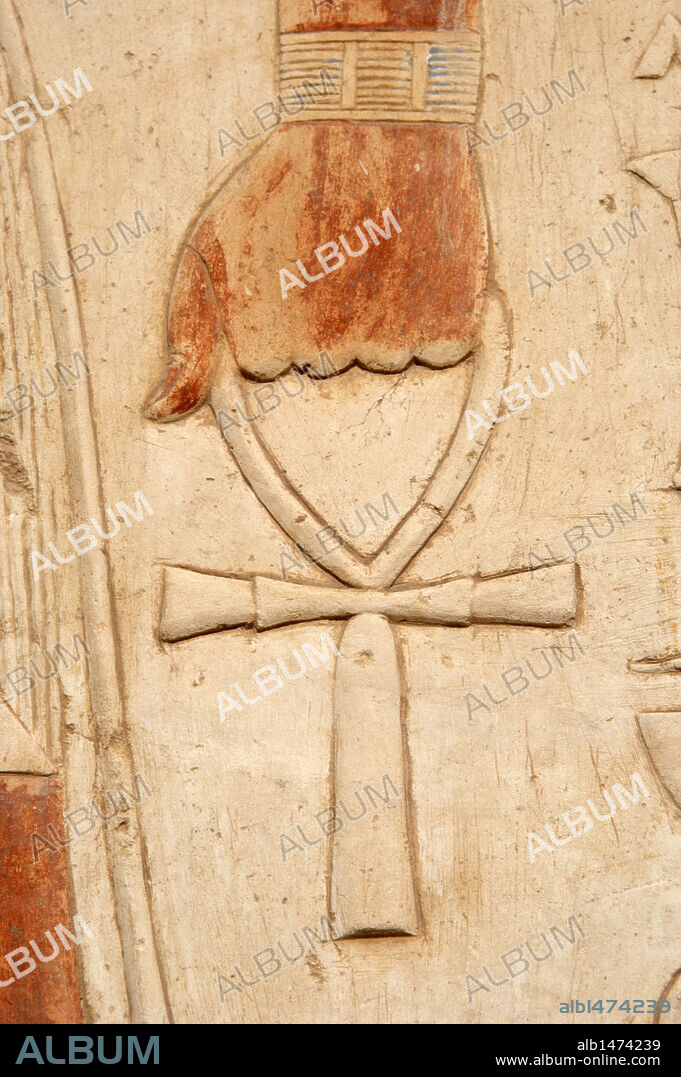 ARTE EGIPCIO. EGIPTO. Detalle de un relieve de una mano portando una CRUZ ANSADA o LAZO DE LA VIDA, objeto que simboliza el elemento necesario para la existencia de los seres vivos y de los dioses. Templo de Hatshepsut. XVIII Dinastía. Imperio Nuevo. Egipto.