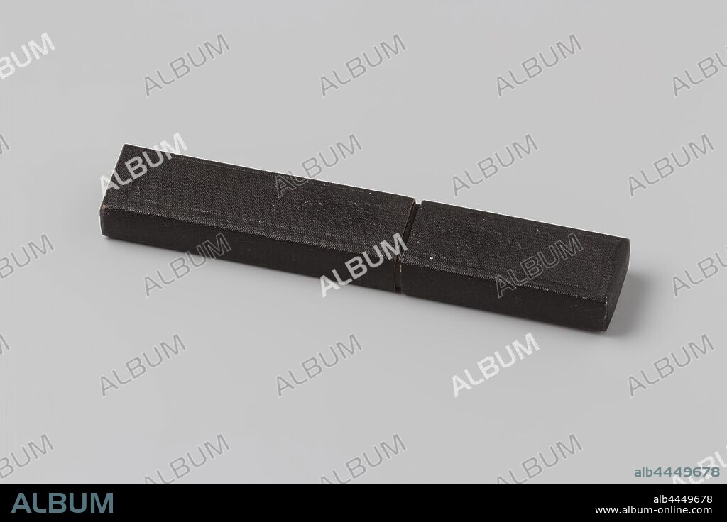 Cardboard sheath covered with black granulated paper, Cardboard sheath with sliding lid, sheathed with black granulated paper., anonymous, Sheffield (possibly), c. 1925, geheel, granulation, l 17 cm × w 2.8 cm × d 1.6 cm.