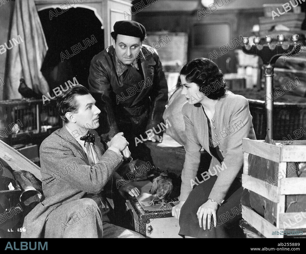 MARGARET LOCKWOOD and MICHAEL REDGRAVE in THE LADY VANISHES, 1938, directed by ALFRED HITCHCOCK. Copyright GAINSBOROUGH FILMS.
