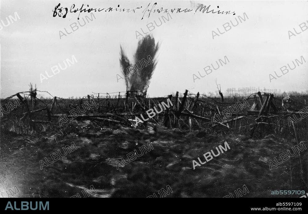 1. Weltkrieg / Westfront. Explosion einer schweren Mine auf einem englischen Graben. Foto, um 1917.