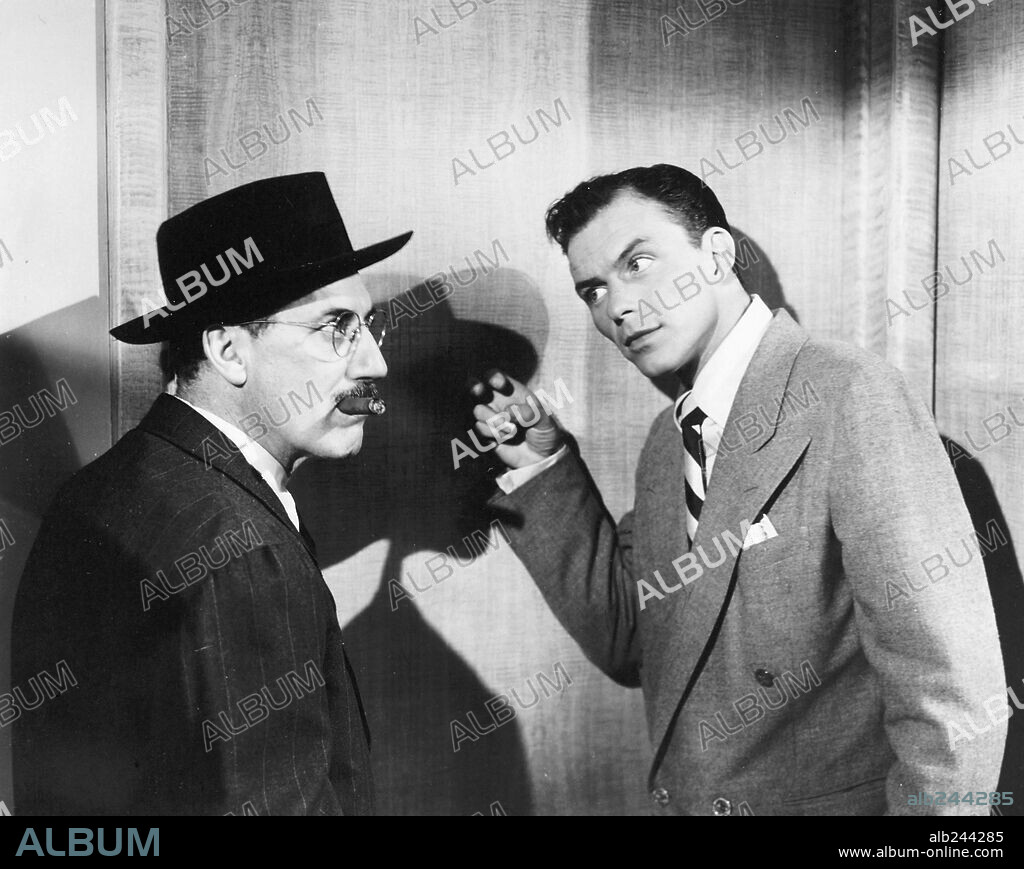 FRANK SINATRA und GROUCHO MARX in DOUBLE DYNAMITE, 1951, unter der Regie von IRVING CUMMINGS. Copyright RKO.
