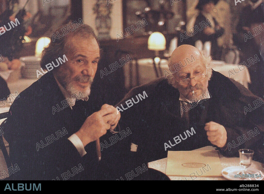 AGUSTIN GONZALEZ y FRANCISCO RABAL en LUCES DE BOHEMIA, 1985, dirigida por MIGUEL ANGEL DIEZ. Copyright LABERINTO.