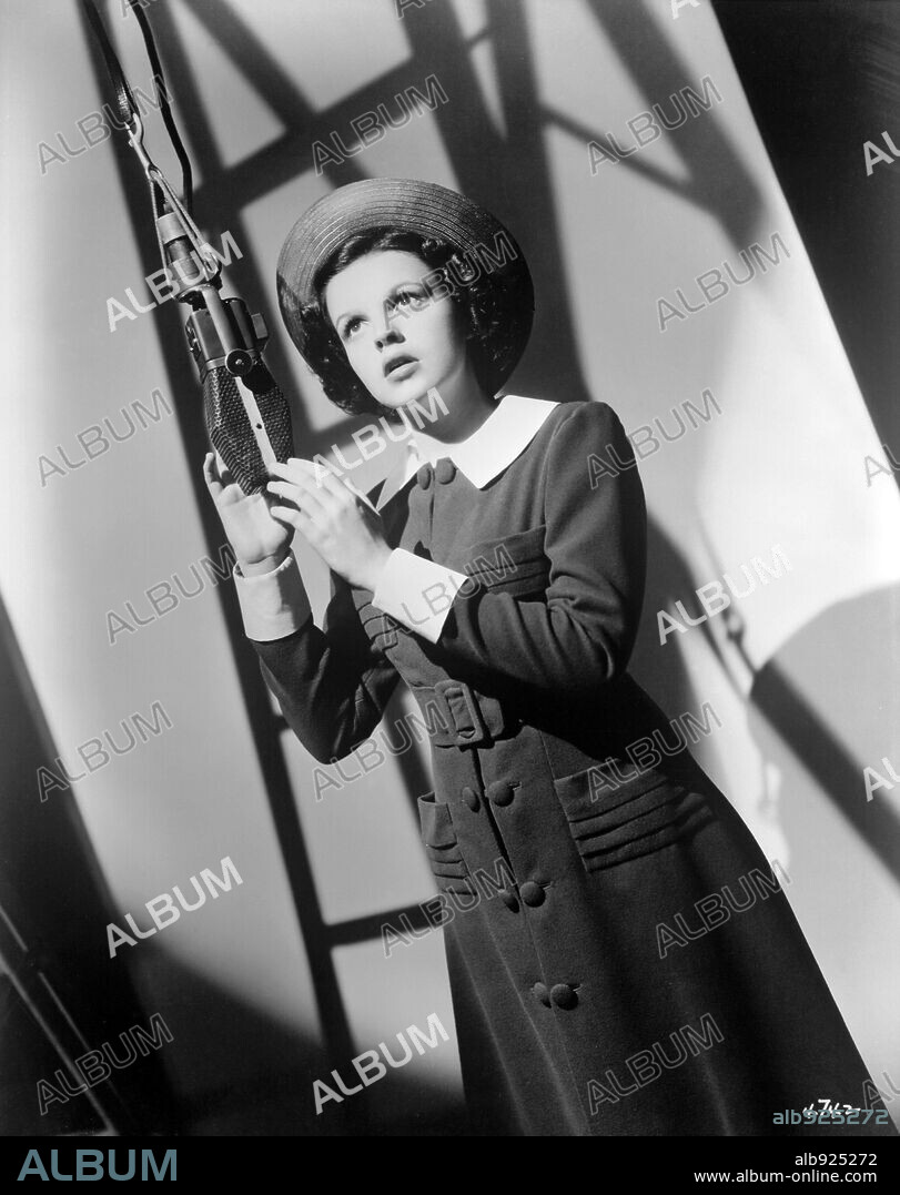 JUDY GARLAND in EVERYBODY SING, 1938. Copyright M.G.M.