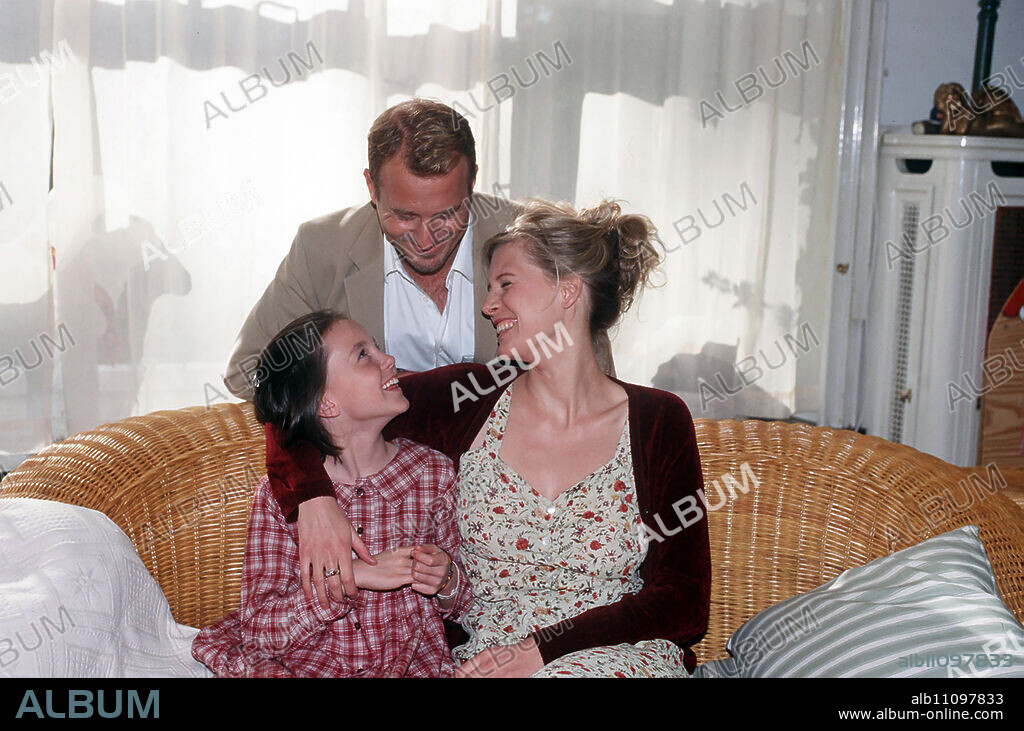 Robert Breuer (HEINO FERCH) and Judith (INA WEISSE) with their daughter Carla (JOHANNA C.NEUHOLD). Director: Uwe Janson / Title: SINGLE LOOKING FOR NEW MEN / Germany 1997.