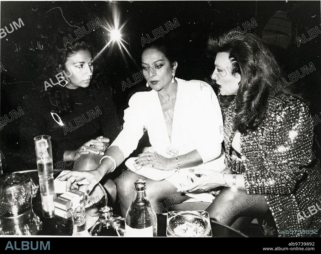 June 15, 1988. On the occasion of the traditional night of the stars that is celebrated every year to award the trophies created by the Marquis of Vargas, a party at the Mau Mau nightclub brought together numerous well-known faces. In the image, Lola Flores, proclaimed "most popular character of the year", between her predecessor, Rocío Jurado and her daughter Lolita.