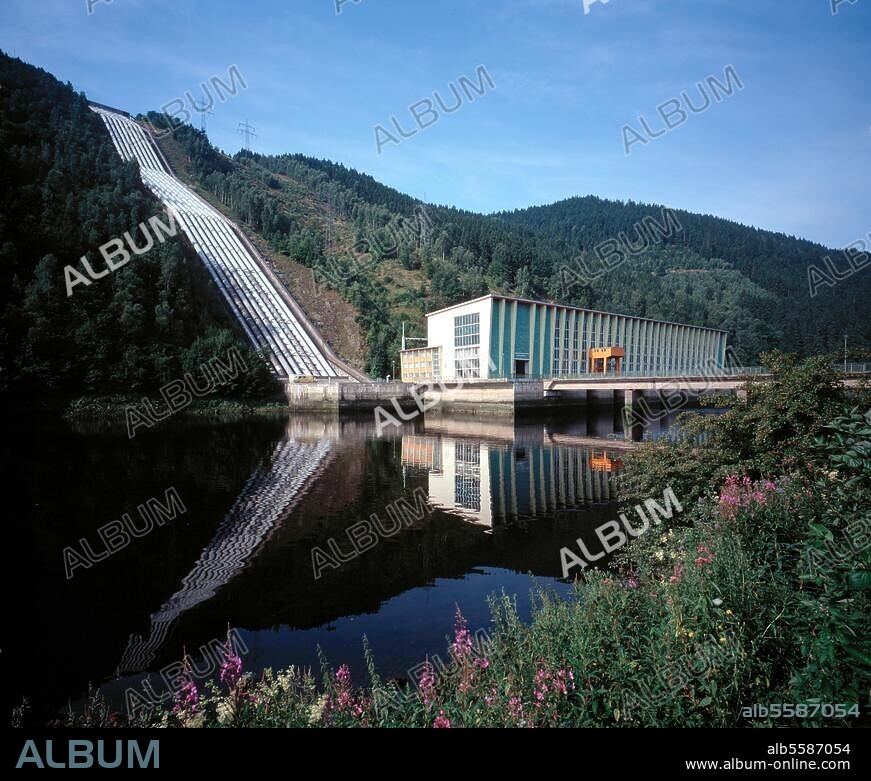 Hohenwarte-Stausee / Blick auf Talsperre und Rohrleitungen des Pumpspeicherwerkes © L. Hammel / A. van der Voort Format / Filmsize: 6 × 9 cm.