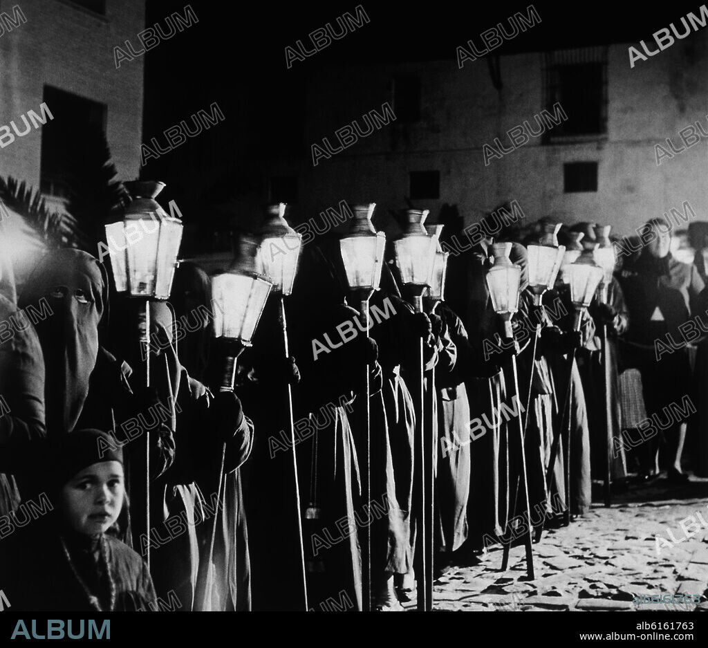 PEREIRA EDUARDO. FOTOGRAFIA-PROCESION DE MUJERES.
