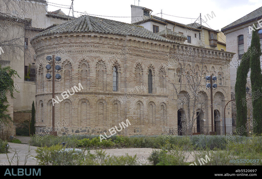 Toledo. Castilla-La Mancha. España. Ermita del Cristo de la Luz. Antigua mezquita, construída a finales del siglo X y convertida en iglesia cristiana en el siglo XII. Vista general de la fachada noroeste y el ábside. Construída en ladrillo. Tiene tres arcos de medio punto enmarcados por arcos de herradura, con vanos de entrada a la sala de oración. La parte superior está compuesta por arcos polilobulados que enmarcan arcos de herradura de estilo califal, decorados con dovelas. Rematado con una cornisa.