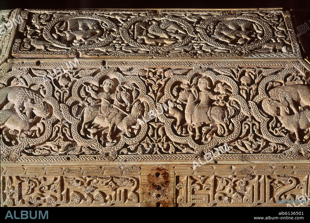 FARAY Y SUS DISCIPULOS (SIGLO XII). ARQUETA DE LEYRE-1004-5- DETALLE DE LOS MEDALLONES CENTRALES-ESCENAS DE CETRERIA-MARFIL- ARTE HISPANOMUSULMAN.