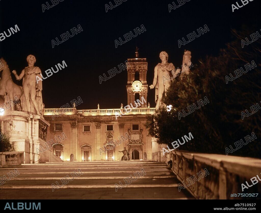 VISTA EL CAPITOLIO DE NOCHE DESDE LA CORDONATA CAPITOLINA.