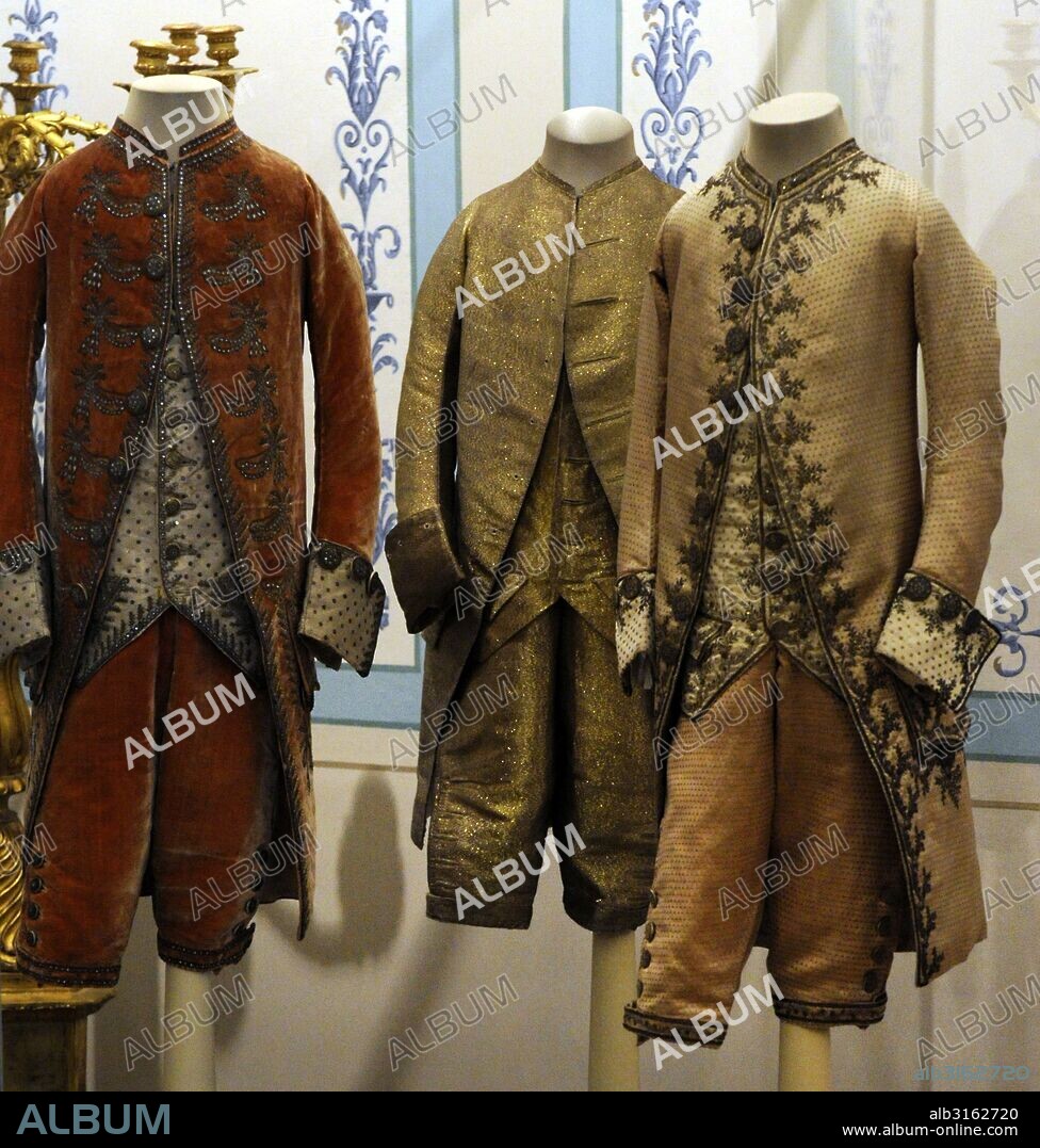 ARTE S. XVIII. RUSIA. Traje ceremonial de niño en terciopelo. Pertenecía al gran Duque Alejandro Pavlovich. Terciopelo, brocado de seda, lentejuelas, seda y hilos. San Petersburgo, 1784. Museo del Hermitage (The State Hermitage Museum). San Petersburgo. Rusia.