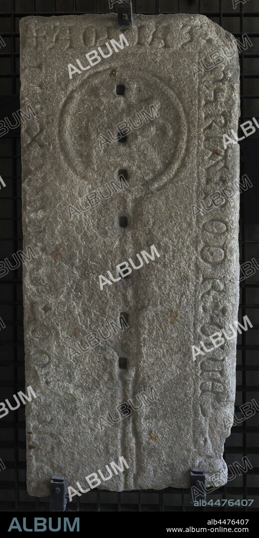 Lápida de María Rodríguez. Inscripción en letras góticas. Representación de un cordón franciscano rodeando la cabeza de un perro. 1417. Convento de San Francisco, La Coruña. Museo Arqueológico e Histórico (Castillo de San Antón). La Coruña. Galicia. España.