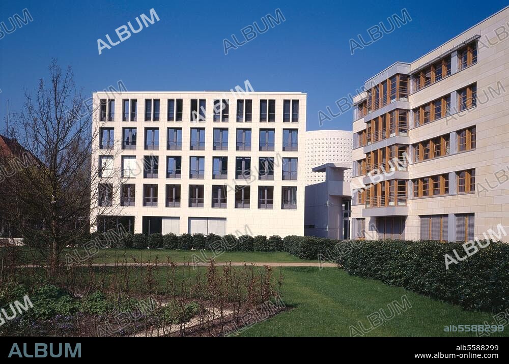 Berlin, Bezirk Tiergarten, Tiergarten-Dreieck, Haus der Wirtschaftsprüfungskammer, Rauchstraße 26. (erbaut 1998-2000; Arch.: Büttner, Naumann und Braun). Außenansicht der Fassade zum Innenhof des Tiergarten-Dreiecks. Foto, 2001.
