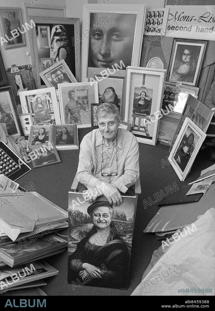 STOCKHOLM 1983-10-13. Journalisten Kalle Hillgren samlar på bilder av Mona Lisa. Nu är en utställning på gång i Åhlén & Åkerlund-huset i Stockholm, där Kalle under mer än 40 år gjort sig känd som veckotidningsmakare.. Foto: Jacob Forsell / EXP / TT / Kod: 14. **AFTONBLADET OUT**.