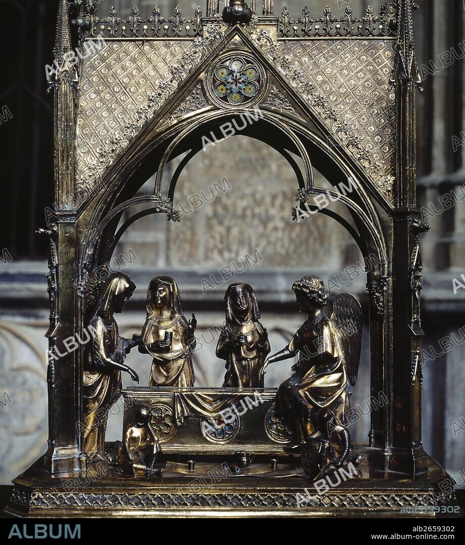 "RELICARIO DEL SANTO SEPULCRO". Destacable obra de orfebrería francesa realizada entre 1284 y 1305, en plata y cobre sobredorado con esmaltes opacos. Bajo el templete se representa el pasaje evangélico de LAS TRES MARIAS EN EL SEPULCRO, que guarda las reliquias del santo sudario. Las Tres Marías comentan sonrientes el mensaje del ángel, sentado sobre el sepulcro vacío que señala con su dedo. Catedral de Pamplona. Navarra.