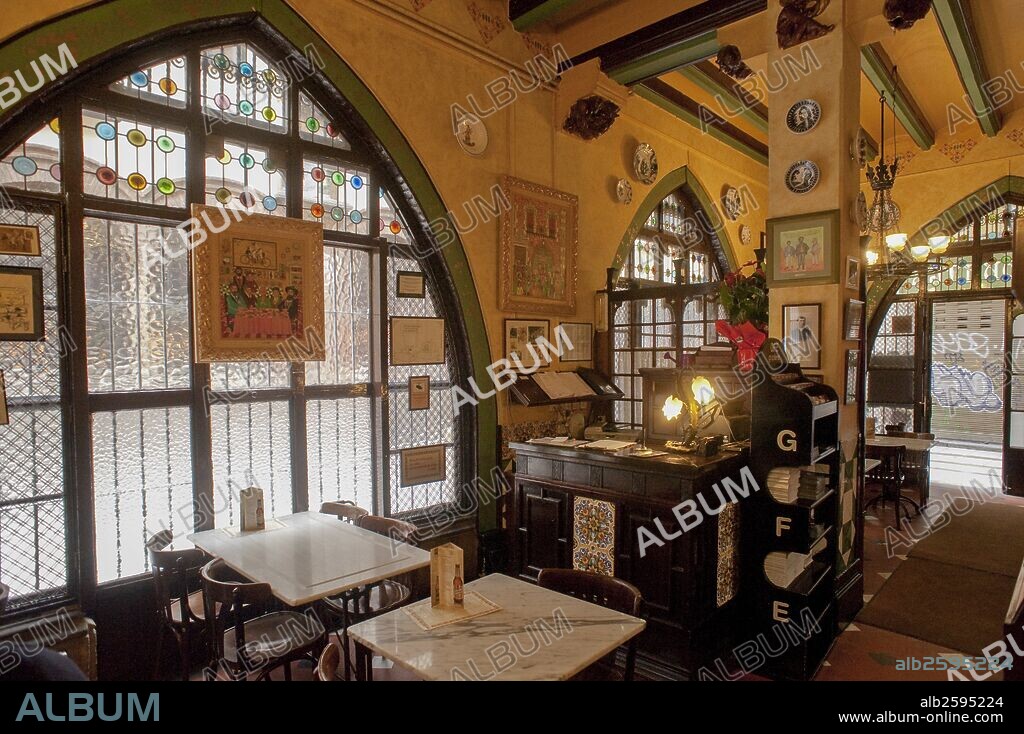 Casa Martí, "Els 4 gats". Establecimiento hotelero ubicado en la calle Montsió (o Montesión) en los bajos de la Casa Martí, un edificio neogótico del arquitecto Josep Puig i Cadafalch (1896). Barcelona.