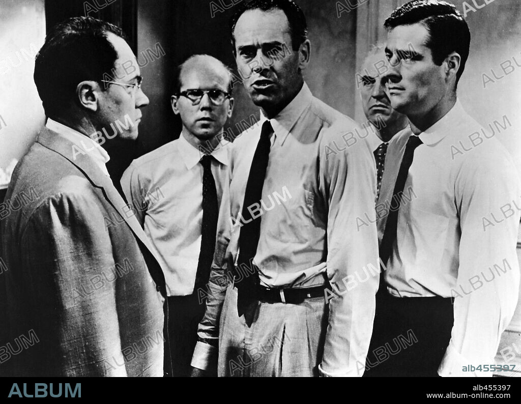 E. G. MARSHALL, HENRY FONDA and ROBERT WEBBER in 12 ANGRY MEN, 1957, directed by SIDNEY LUMET. Copyright UNITED ARTISTS.
